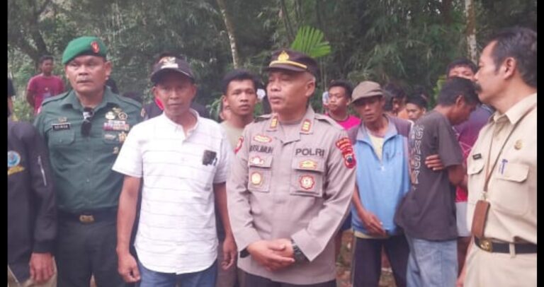 Breaking News.! Makam Efrinawati Universitas Muhammadiyah Jogjakarta Gadis Cantik Desa Binangun Di Bongkar OTK