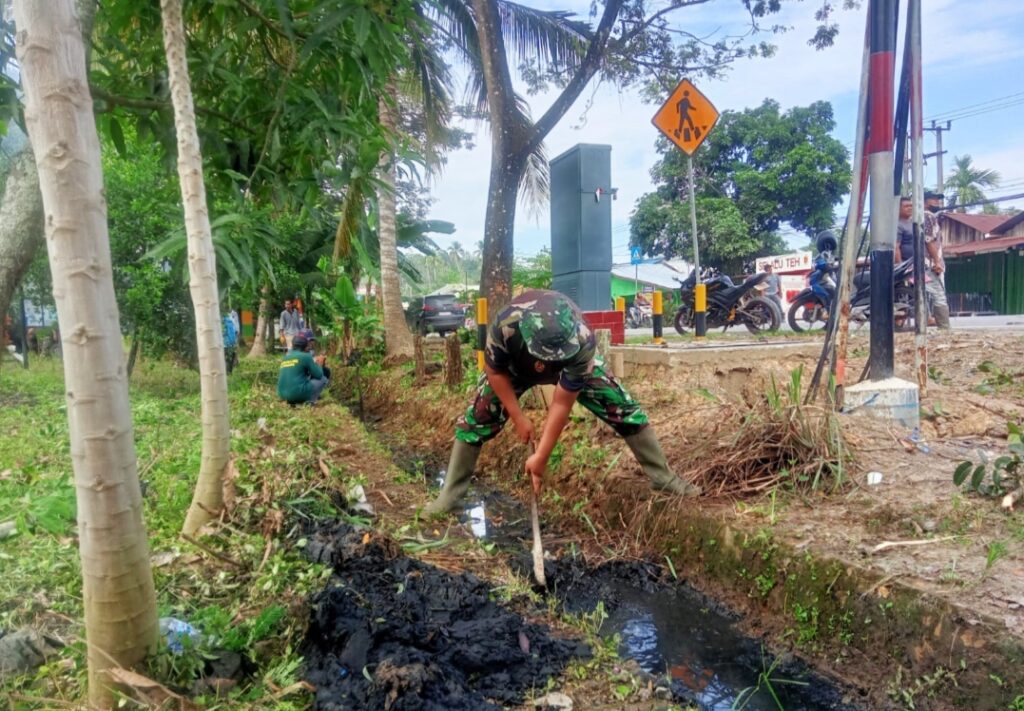 Bersama-sama dengan warga, Koramil Sangasanga melaksanakan kegiatan gotong royong.