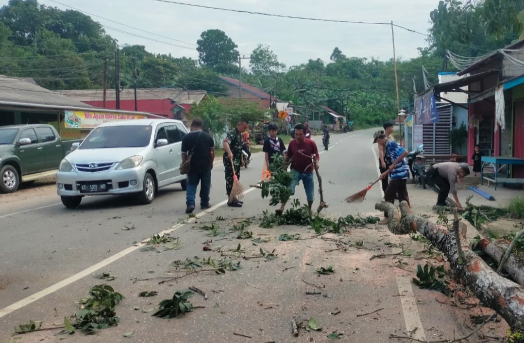 Bersama-sama dengan warga, Koramil Sangasanga melaksanakan kegiatan gotong royong.