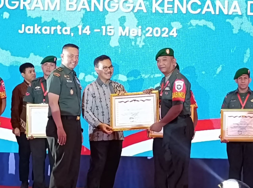 Sertu Eko Purwanto Babinsa Kodim 0104/Aceh Timur Wakili Kodam Iskandar Muda Terima Penyerahan Apresiasi Program Bangga Kencana dan Penurunan Stunting