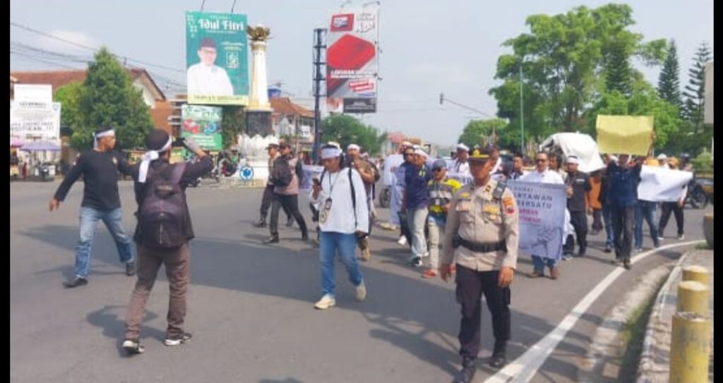 Aksi Damai : Gabungan Wartawan se-Barlingmascakeb Geruduk Gedung DPRD dan Sekda Banjarnegara