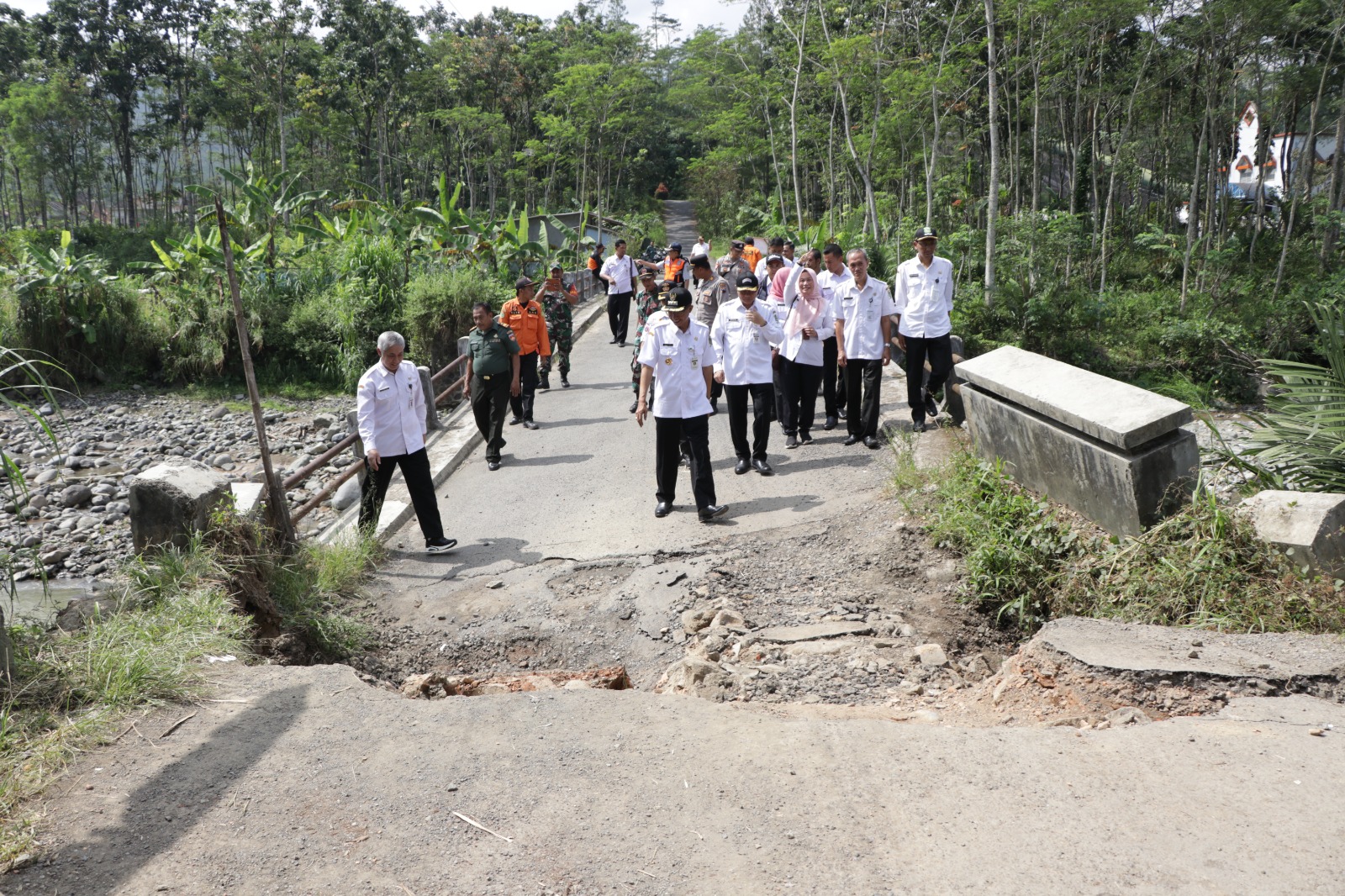 Pj Bupati Masrofi Tinjau Jembatan Desa Karanganyar yang Rusak, Segera Lakukan Penanganan Darurat